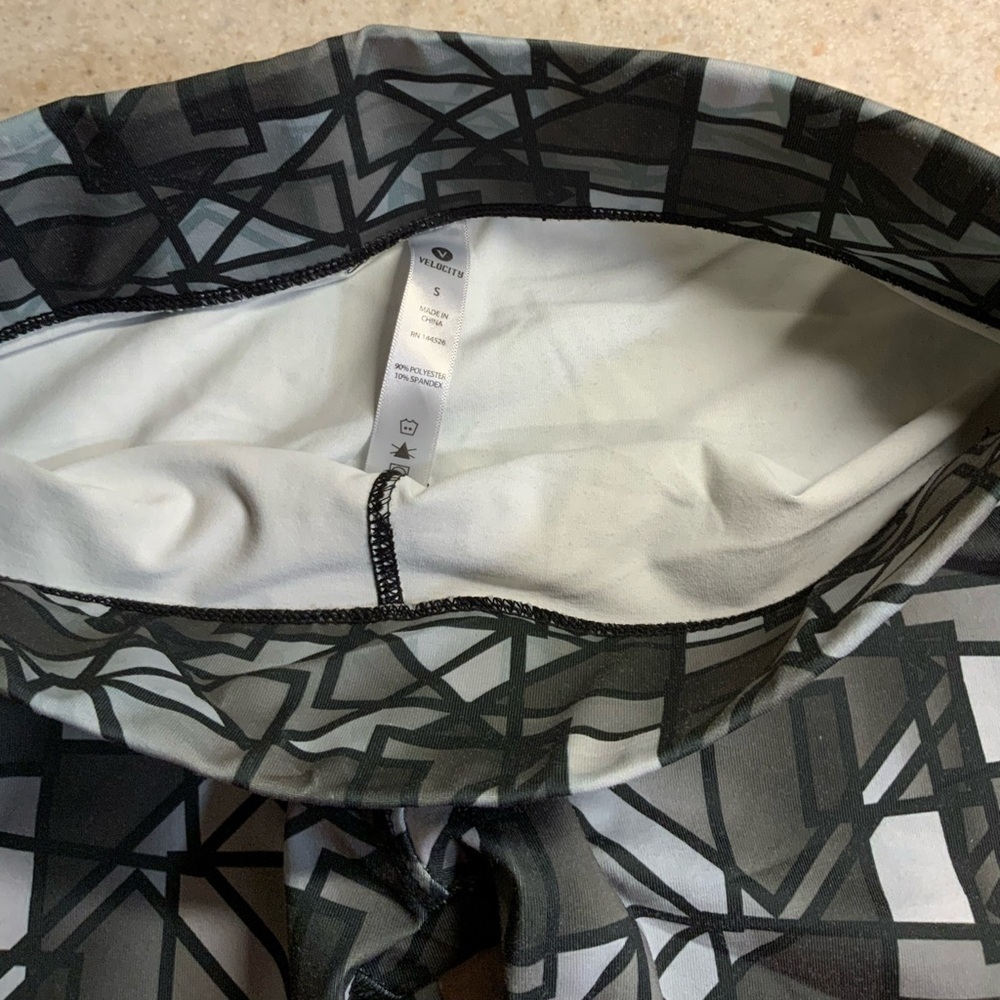 🌸🌸Velocity Black and Gray Geometric Leggings - Picture 3 of 3